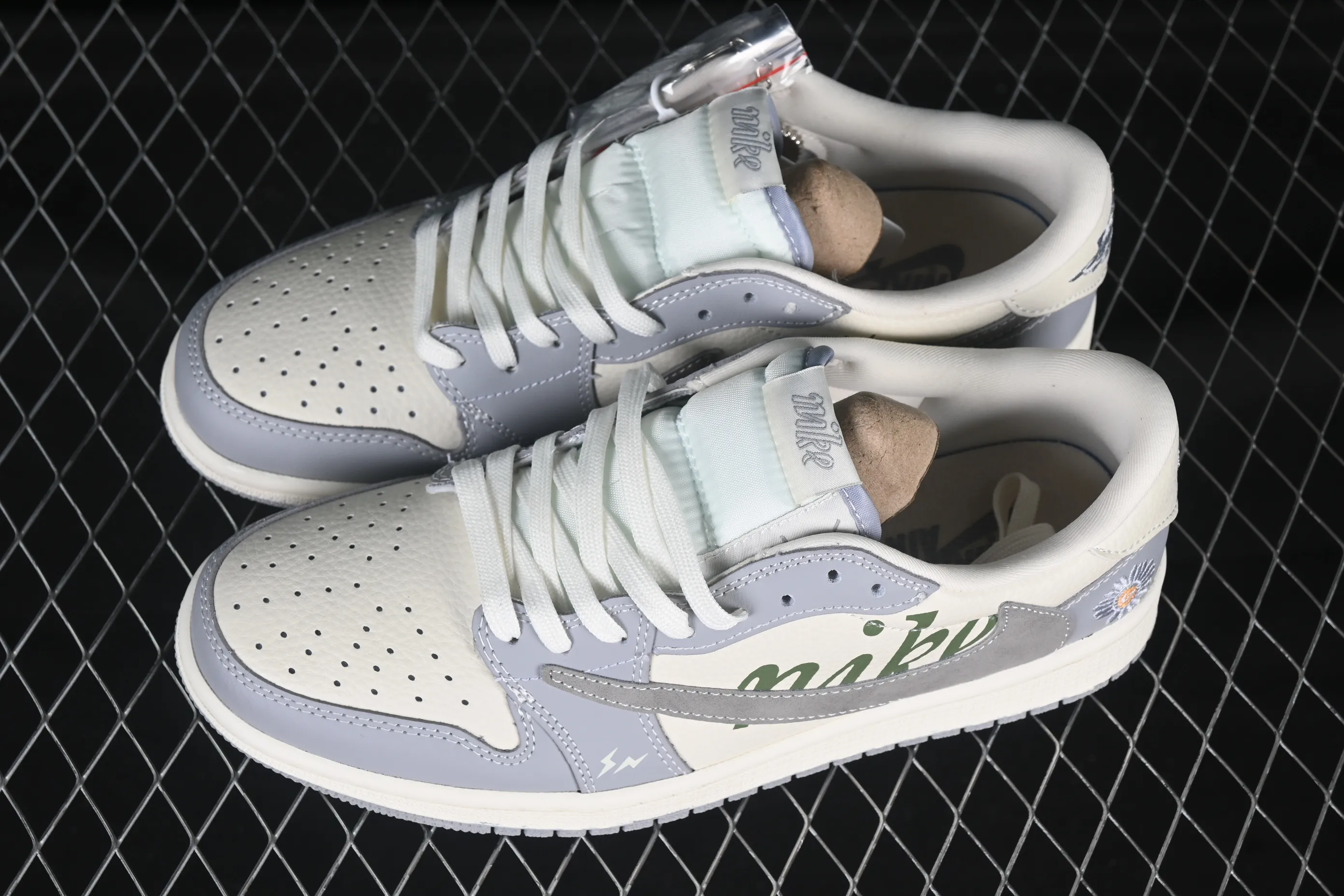All Categories Air Jordan Jordan Series Basketball Shoes Air Jordan 1 Low High-end Customized Low-top Shoes Travis Scott x Fragment Design x Air Jordan 1 Low OG SP AJ1 Joe 1 Lightning Joint Xiao Wrinkle Ju Low-top Cultural Casual Shoes XS2024-018